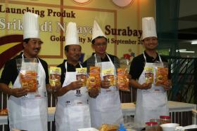 Triana Mulyatsa (Telkom), Walikota Surabaya Bambang DH, Irawan D Kadarman (Carrefour) dan Yos Adiguna Ginting (Sampoerna) dengan bangga membawa hasil produksi Srikandi Nelayan Surabaya